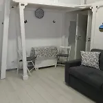 Single Nearby The Apartment *