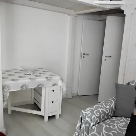 Single Nearby The Apartment *
